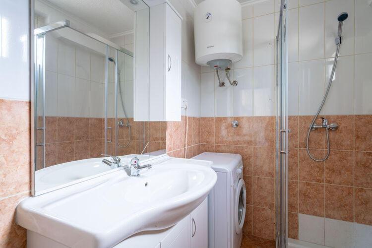 Apartments Nika With Swimming Pool And Beautiful Sea View Dobreć Dış mekan fotoğraf